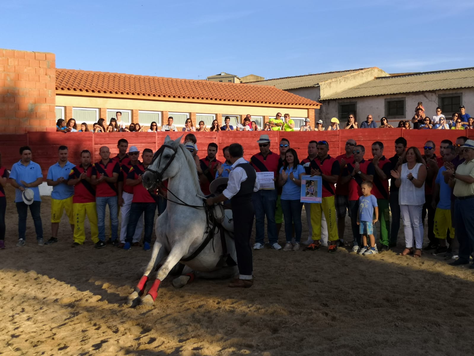 La localidad ha celebrado una exhibición ecuestre solidaria y recaudó 1.587 euros para investigación sobre la enfermedad AME