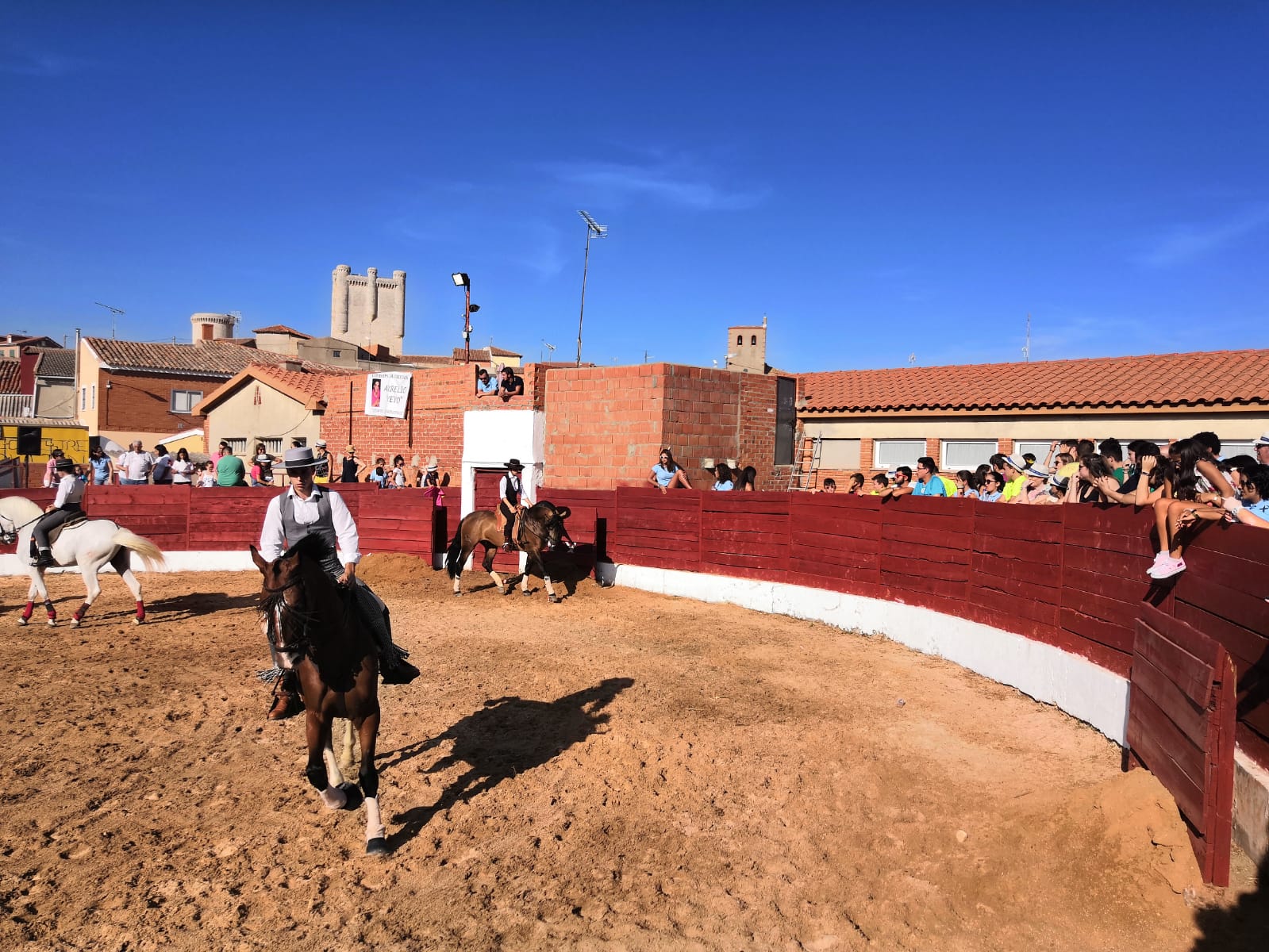 La localidad ha celebrado una exhibición ecuestre solidaria y recaudó 1.587 euros para investigación sobre la enfermedad AME