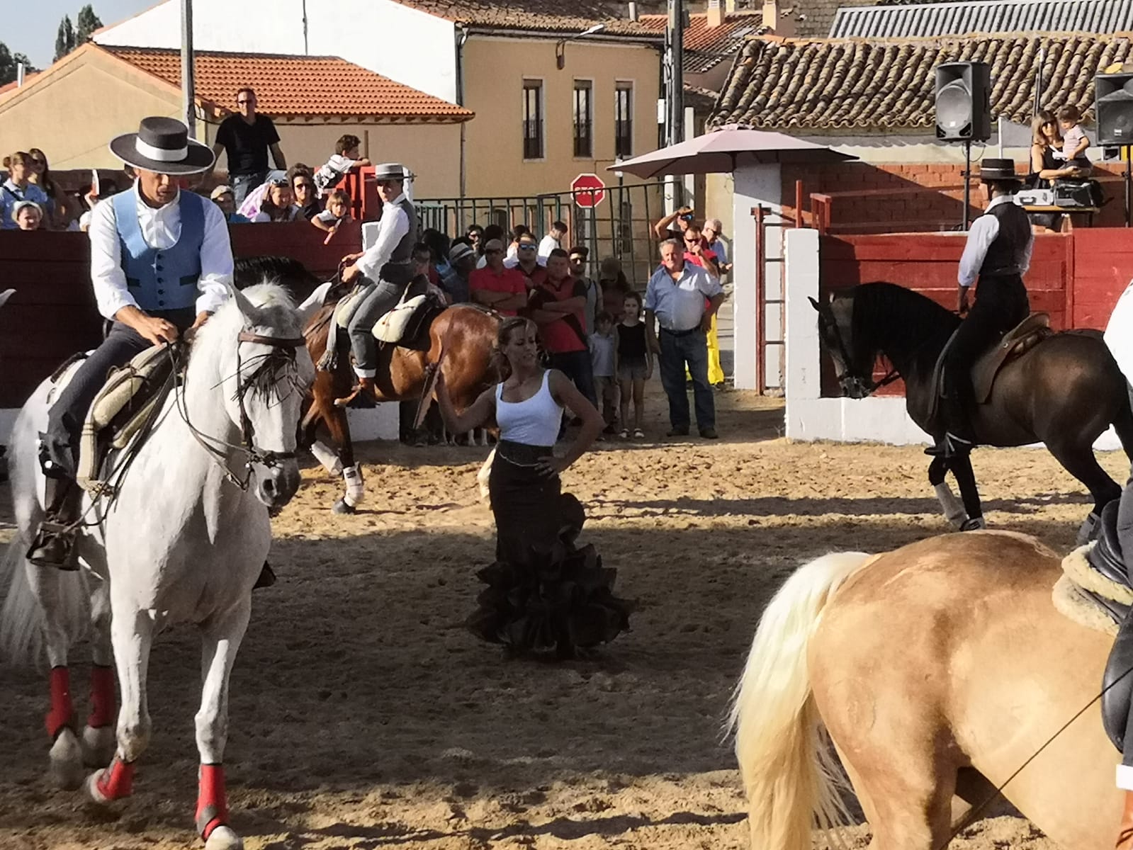 La localidad ha celebrado una exhibición ecuestre solidaria y recaudó 1.587 euros para investigación sobre la enfermedad AME