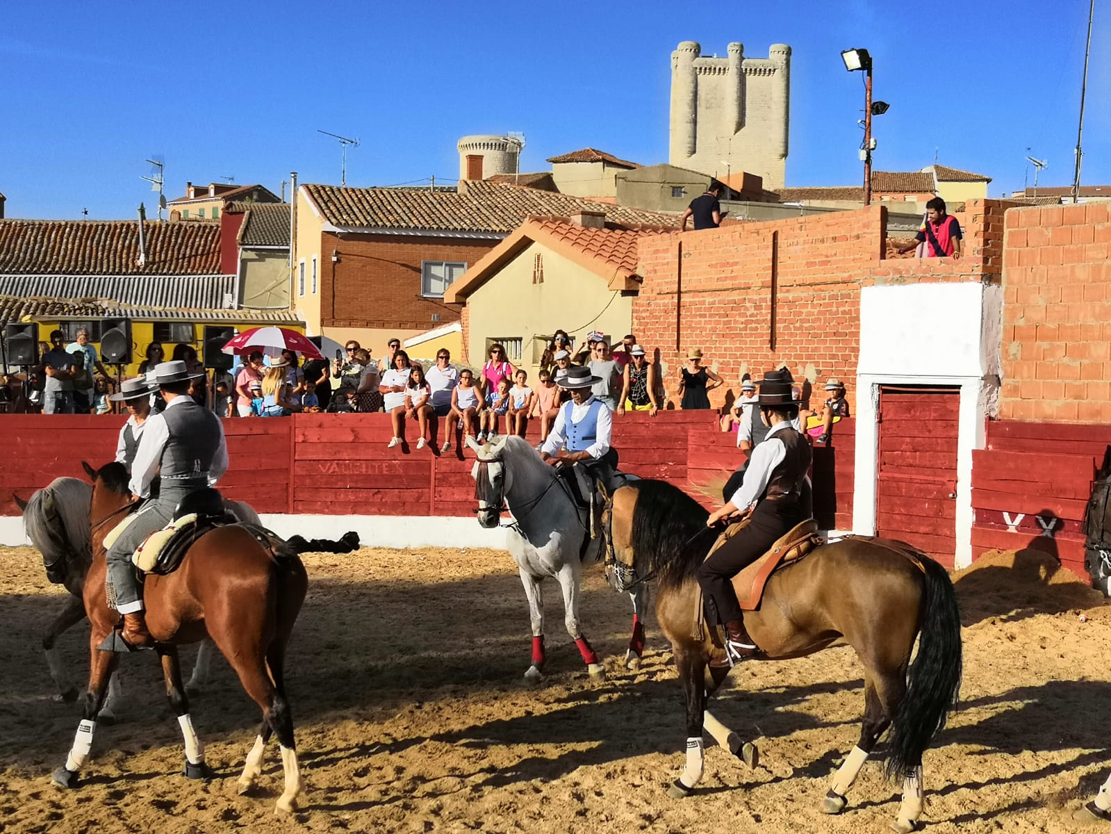 La localidad ha celebrado una exhibición ecuestre solidaria y recaudó 1.587 euros para investigación sobre la enfermedad AME