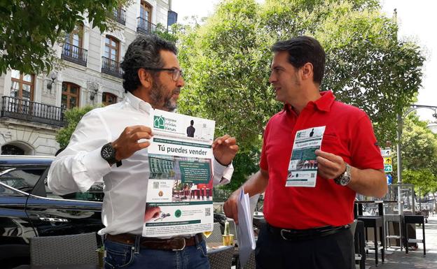 Arturo Villada y Julio de Fuentes , con los carteles y folletos municipales anunciando la compra de viviendas. 