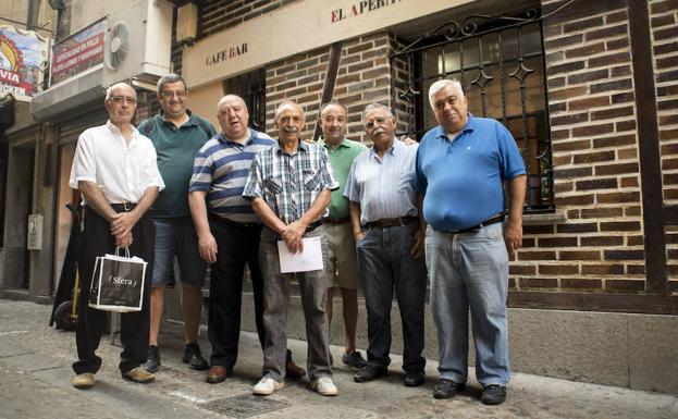 Integrantes de la asociación, ante el que fue el bar El Aperitivo, que era su centro de reunión, situado en la calle Doctor Sancho. 
