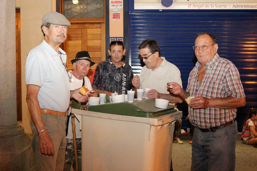 Con una degustación de carne de novillo en la plaza de la Constitución, la localidad despedía ayer sus fiestas