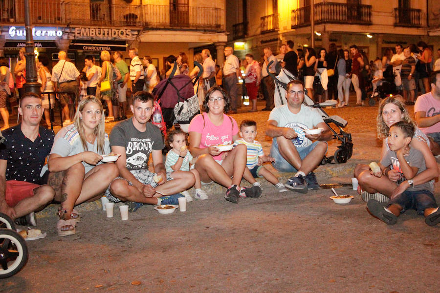 Con una degustación de carne de novillo en la plaza de la Constitución, la localidad despedía ayer sus fiestas