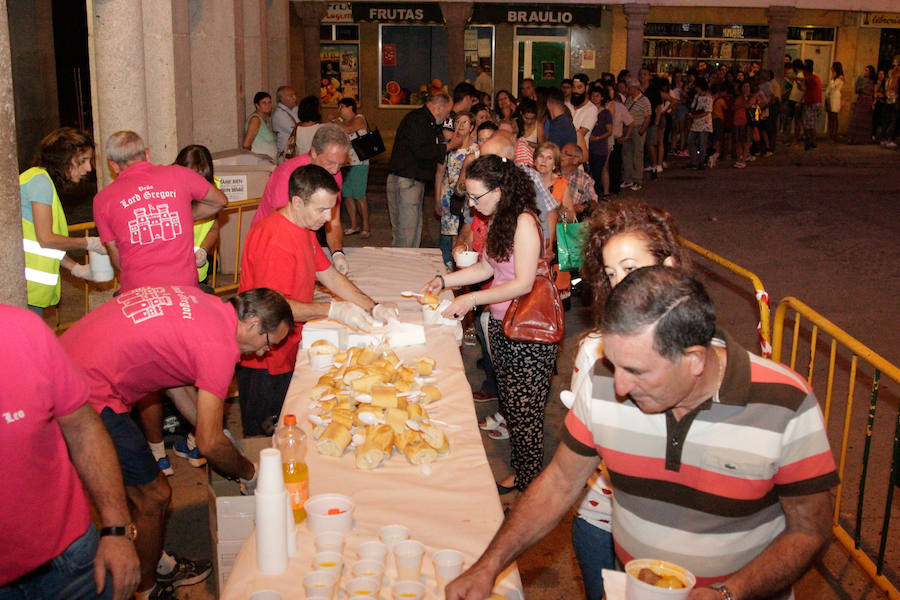 Con una degustación de carne de novillo en la plaza de la Constitución, la localidad despedía ayer sus fiestas