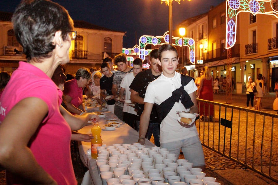 Con una degustación de carne de novillo en la plaza de la Constitución, la localidad despedía ayer sus fiestas