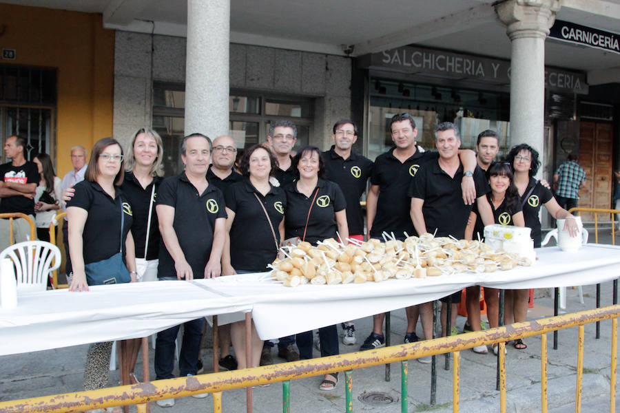 Con una degustación de carne de novillo en la plaza de la Constitución, la localidad despedía ayer sus fiestas