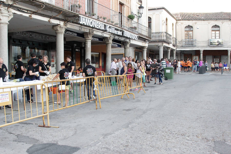 Con una degustación de carne de novillo en la plaza de la Constitución, la localidad despedía ayer sus fiestas