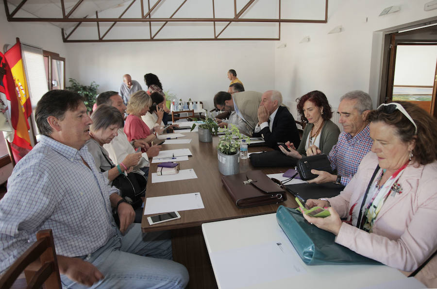 Reunión de Luis Domingo González y Felipe Mielgo con los alcaldes de la montaña palentina y la plataforma Defensa de la Sanidad para tratar la problemática sanitaria de la comarca. 