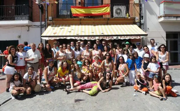 Peñistas y vecinos, durante la hora del vermú de este martes.