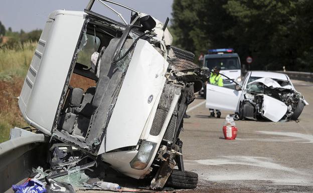Furgoneta y coche accidentados.
