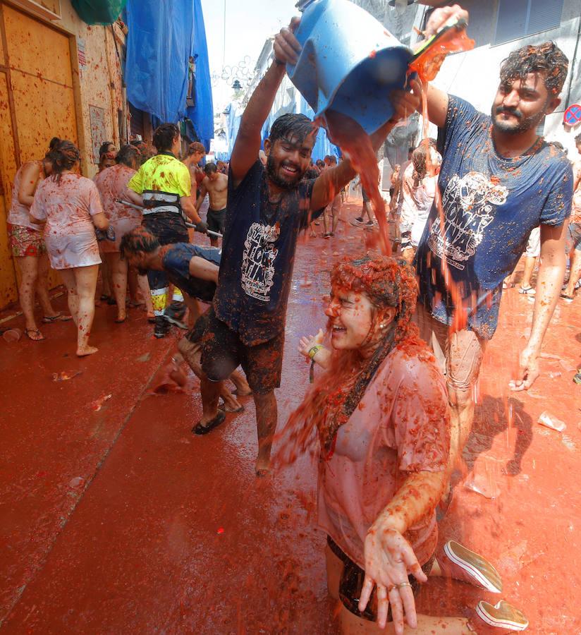 Unas 20.000 personas han lanzado 145.000 kilos de tomate en las fiestas de la localidad valenciana.