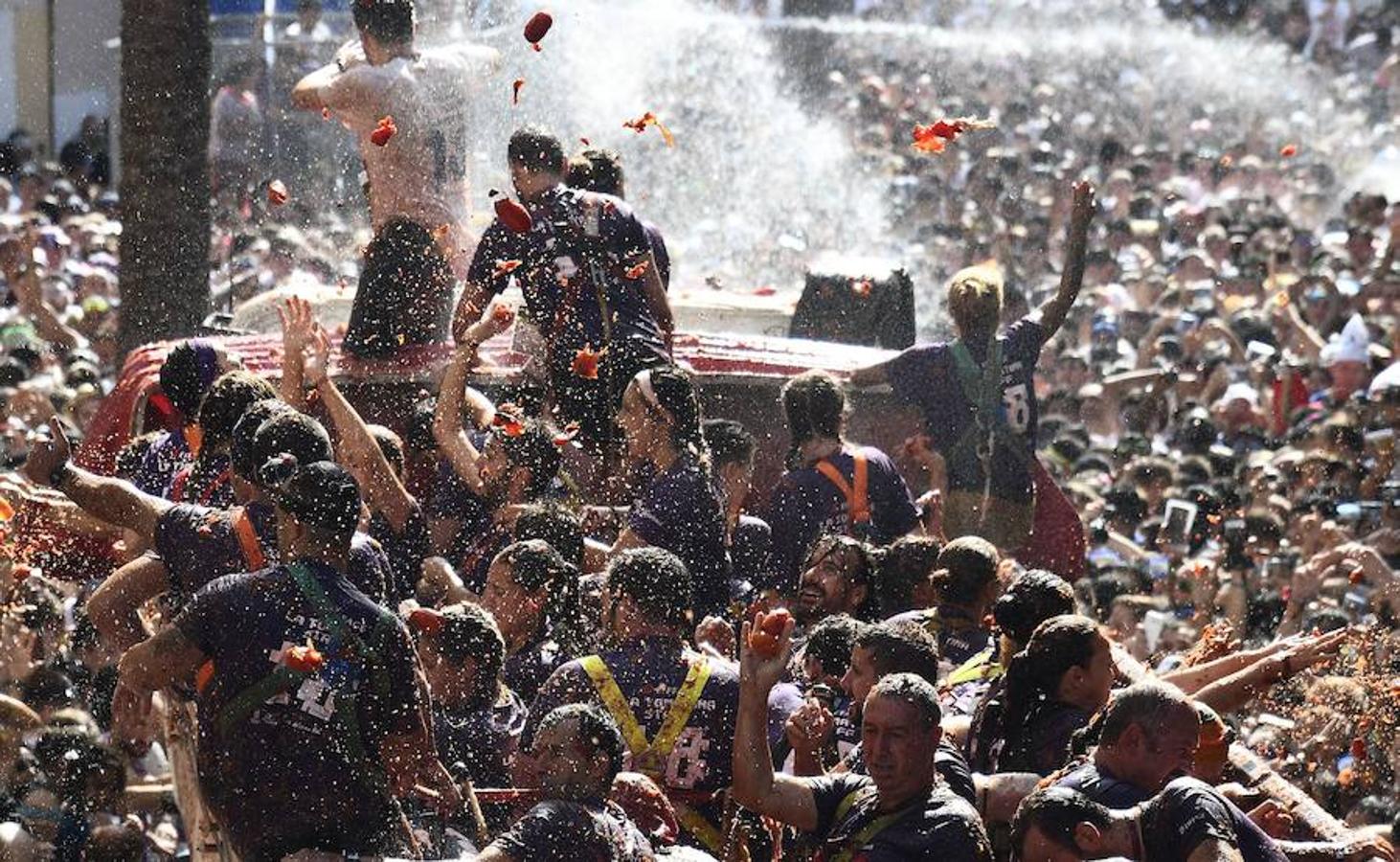 Unas 20.000 personas han lanzado 145.000 kilos de tomate en las fiestas de la localidad valenciana.