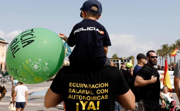 Varios centenares de personas pertenecientes a la Asociación Salarial Policial 'JUSAPOL' se han manifestado en el Paseo Marítimo de Valéncia para exigir al Gobierno la equiparación salarial de la Policia Nacional y Guardia Civil con las policías autonómicas. 