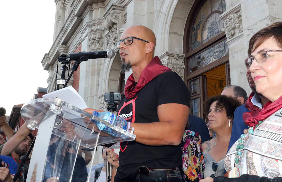 El escritor da el pistoletazo de salida a las fiestas de Valladolid con un emotivo discurso en el que presume de ciudad.