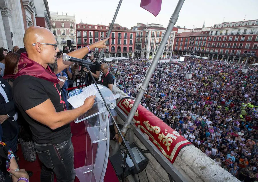 El escritor da el pistoletazo de salida a las fiestas de Valladolid con un emotivo discurso en el que presume de ciudad.