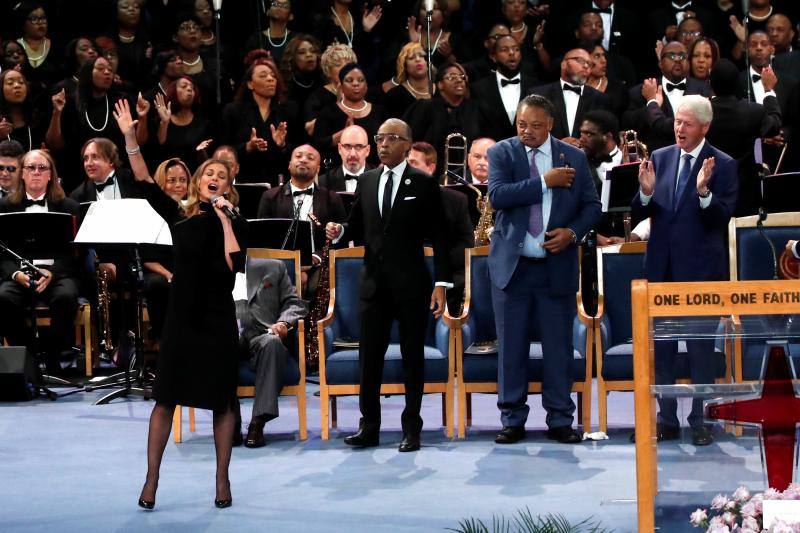 Familiares, amigos y personalidades del mundo de la música y la política, entre otros, se han personado en el funeral de la artista para homenajearla por última vez.