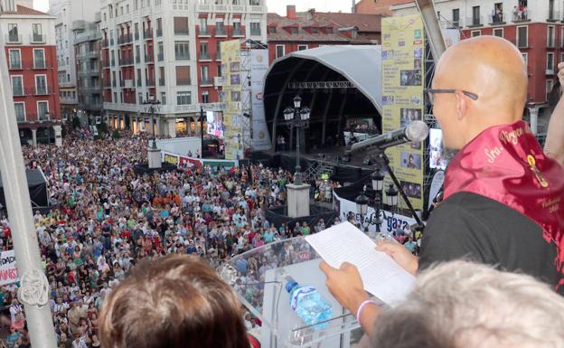 El escritor César Pérez Gellida, durante el pregón inaugural de las Ferias y Fiestas de Valladolid. 