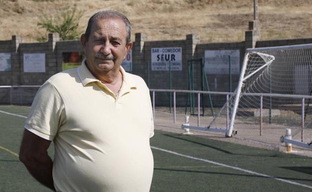 El presidente del Palencia 1929, Esteban Fernández, en el campo de El Otero.