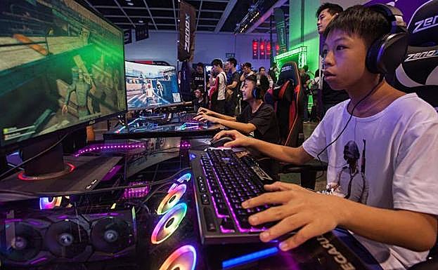 Un asistente juega en un festival de videojuegos.