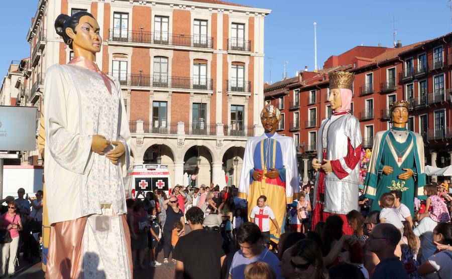Fotos: Los más pequeños se divierten con los Gigantes y Cabezudos en Valladolid