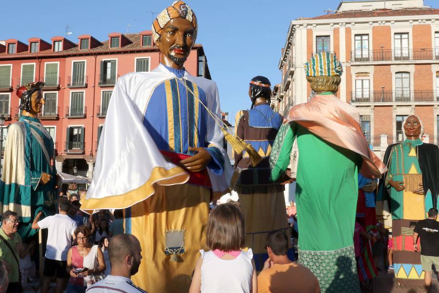 Fotos: Los más pequeños se divierten con los Gigantes y Cabezudos en Valladolid