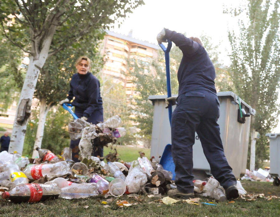 Fotos: Limpieza de Las Moreras tras la primera noche de fiestas