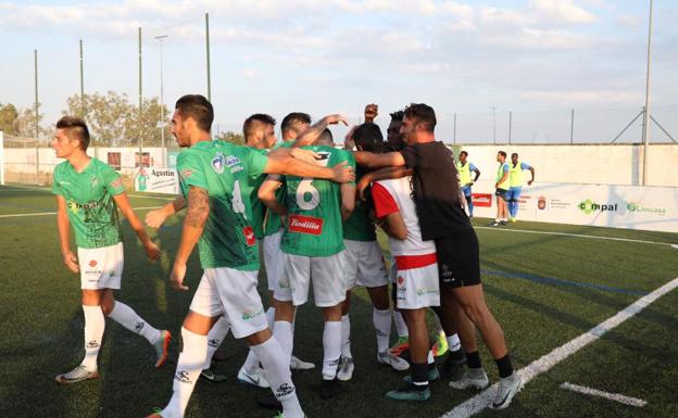 Los jugadores del CD GUijuelo celebran el gol de la victoria.