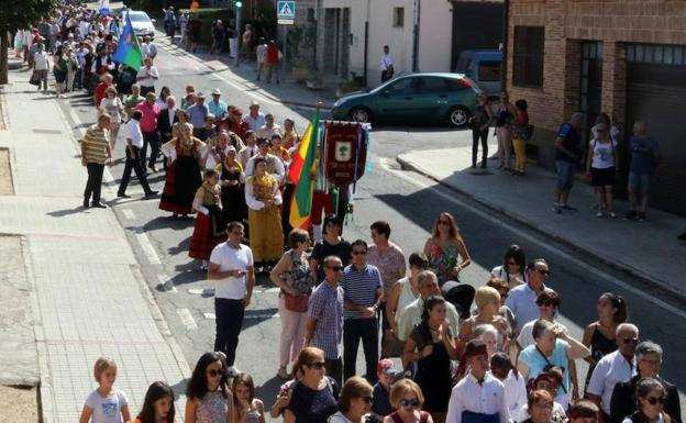 Desfile desde la ermita hasta la plaza de la Constitución de Hontoria. 