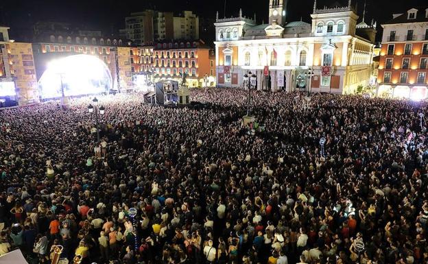 La Plaza Mayor de Valladolid, abarrotada para recibir a los exconcursantes de Operación Triunfo. 