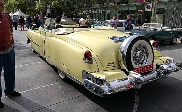 Imagen principal - La diversidad, tanto de épocas como de tipo de vehículos, es uno de los grandes atractivos de Valladolid Motor Vintage, donde todo lo que rueda con un motor (coches, motos, camiones, tractores. 