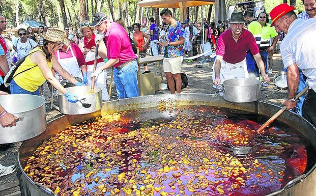 La gran cazuela donde se guisaron 450 kilos de carne y 830 de patatas.