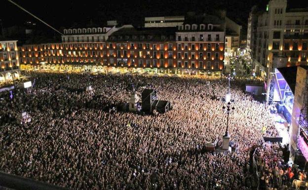 Estado en el que se encontraba la Plaza Mayor de Valladolid minutos antes del inicio del concierto de Operación Triunfo.