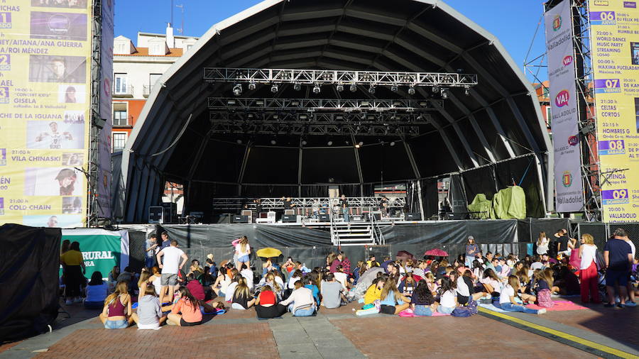 Fotos: Un grupo de fans espera durante horas en la Plaza Mayor el concierto de OT de fiestas de Valladolid