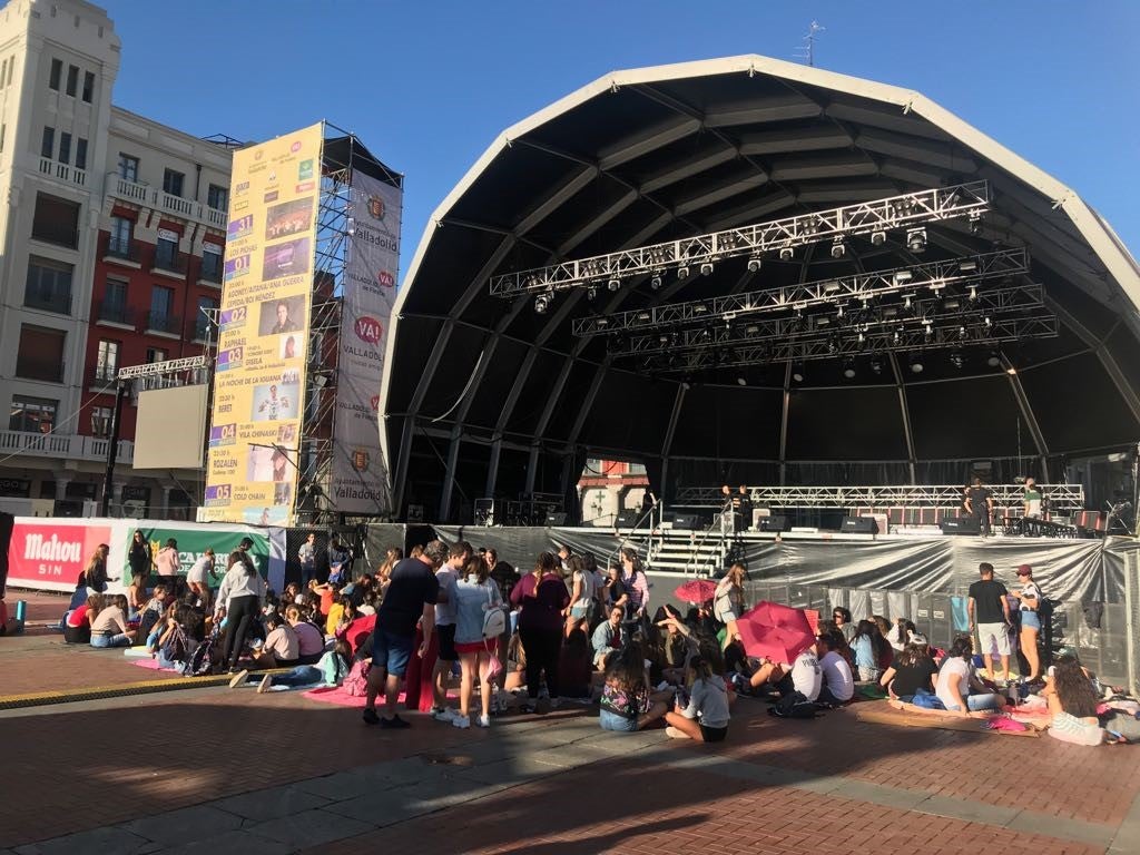 Fotos: Un grupo de fans espera durante horas en la Plaza Mayor el concierto de OT de fiestas de Valladolid