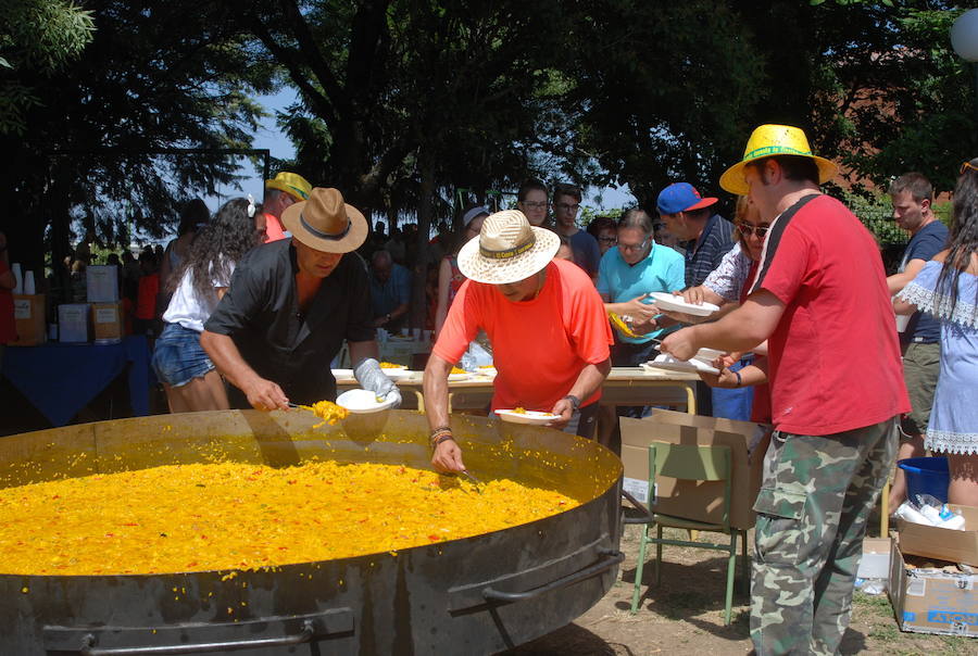 Fotos: Los vecinos de El Cerro despiden sus fiestas con una paella popular