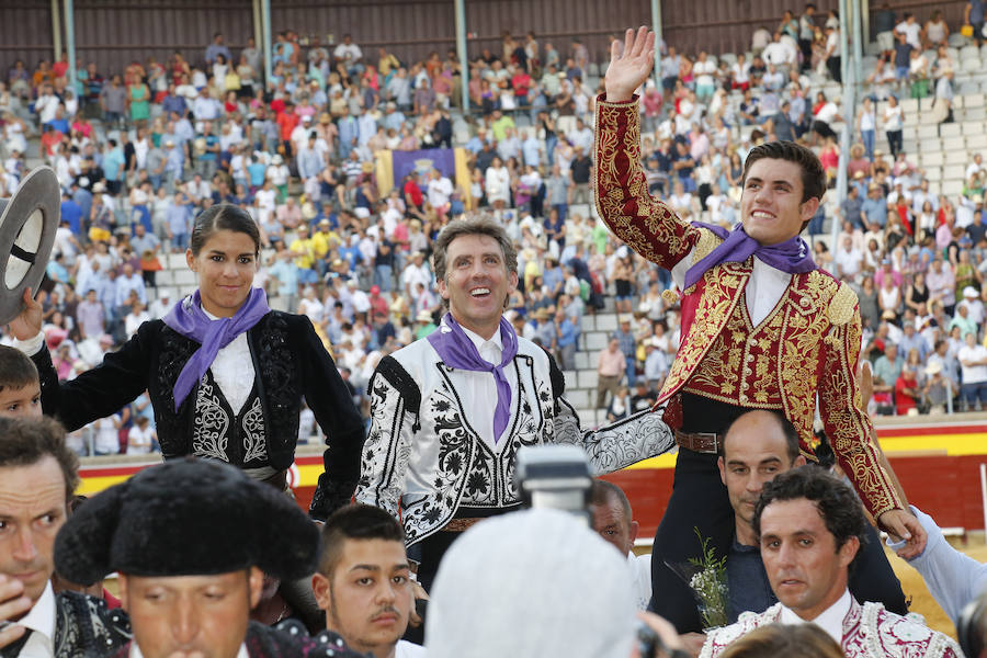 Fotos: Los Rejoneadores salen por la Puerta Grande