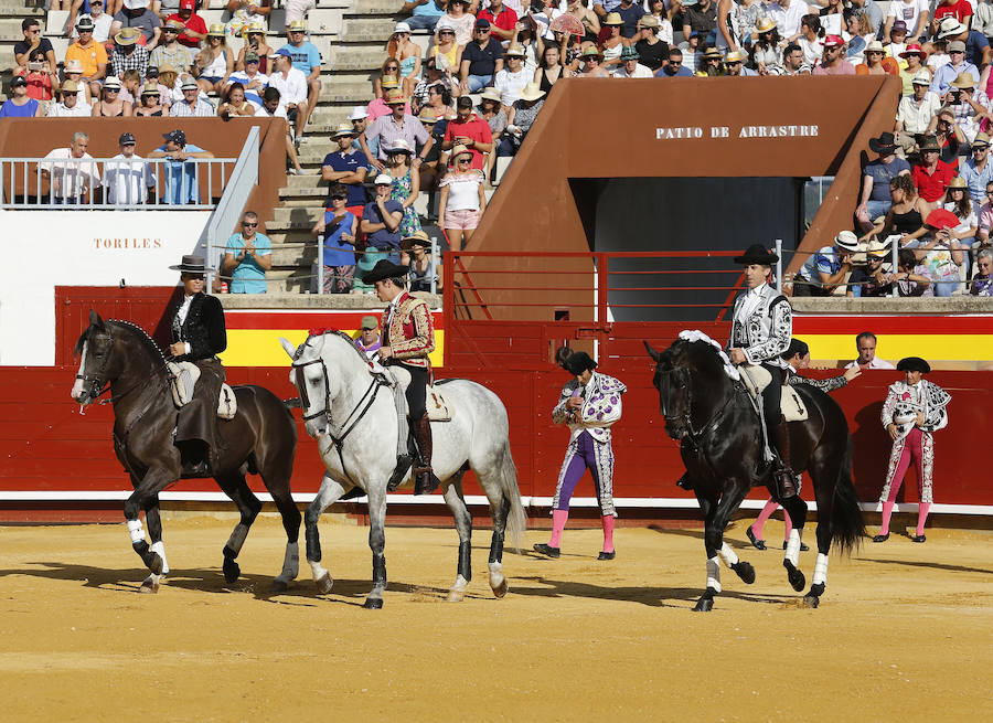 Fotos: Los Rejoneadores salen por la Puerta Grande