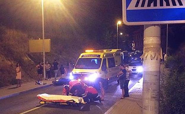 Los serviicios de emergencias atienden al accidentado.