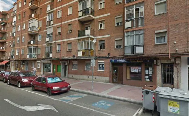 Calle Tirso de Molina de Valladolid, donde una anciana de 86 años ha resultado intoxicada por inhalación de humo. 