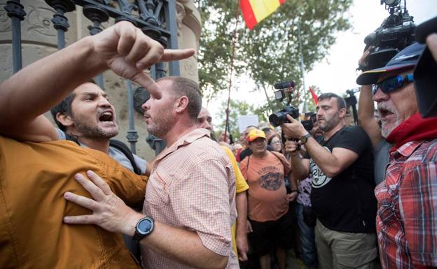 l activista Lagarder Danciu (i), durante la concentración convocada por Ciudadanos frente al parque de la Ciutadella de Barcelona bajo el lema 'Por la convivencia y contra la violencia', para mostrar su apoyo a la mujer que el pasado día 25 fue agredida en este lugar cuando retiraba lazos amarillos junto a su marido y sus hijos.