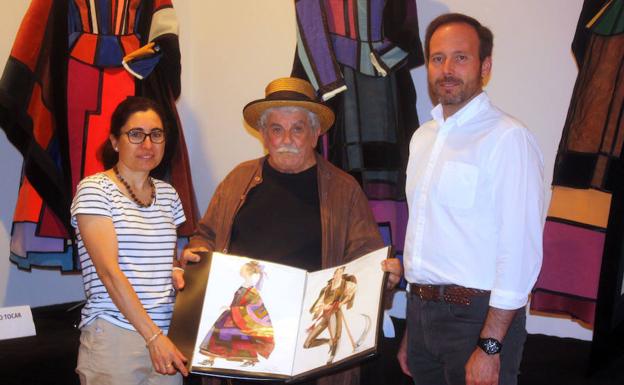 Pedro Moreno, junto a la alcaldesa de Riaza, Andrea Rico, muestra los dibujos. 