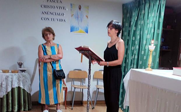 Dos vecinas de Parque Robledo, en el acto religioso. 