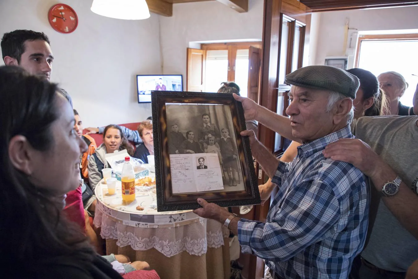 Un vecino de la localidad zamorana de Bretocino, Antonio Llamas, ha conocido a su hermano cubano de 62 años que se llama también Antonio Llamas, hijos de Manuel Llamas que emigró en 1952 a Cuba desde este pueblo zamorano