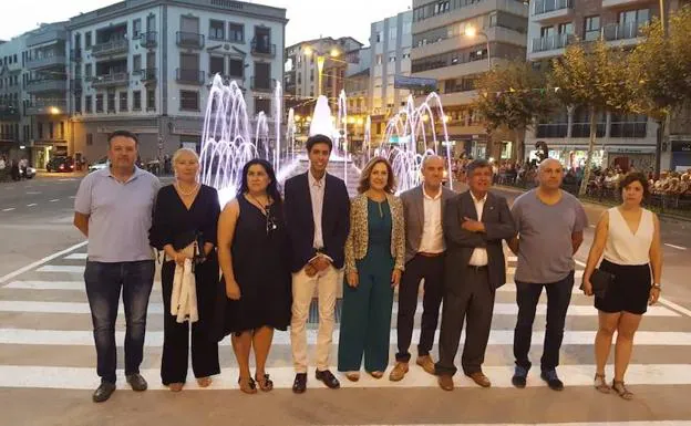 El alcalde Alejo Riñones y los concejales del grupo de gobierno posan al lado de la nueva fuente en la plaza España. 
