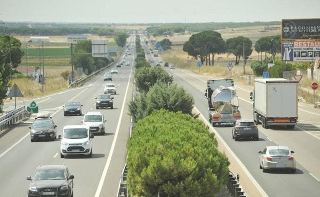 Circulación intensa en la autovía de Castilla (A-62), a su paso por el término municipal de Geria a primera hora de la tarde de ayer