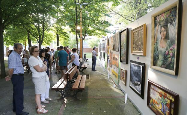 Una muestra de pinturas de Expoaire el día de su inauguración en la Huerta de Guadián. 