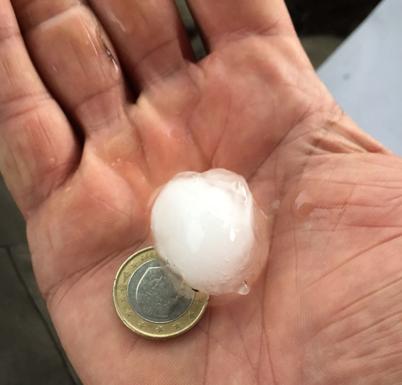 Imagen en la que puede apreciarse el tamaño del granizo que cayó en San Felices de los Gallegos.