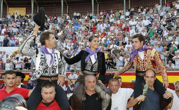 Pablo Hermoso, Lea Vicens y Guillermo Hermoso, a hombros en Palencia.
