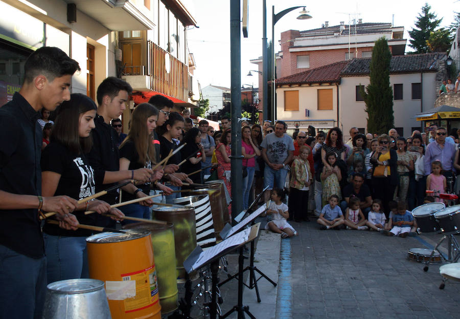 Alumnos de la escuela, en una actuación en la calle.